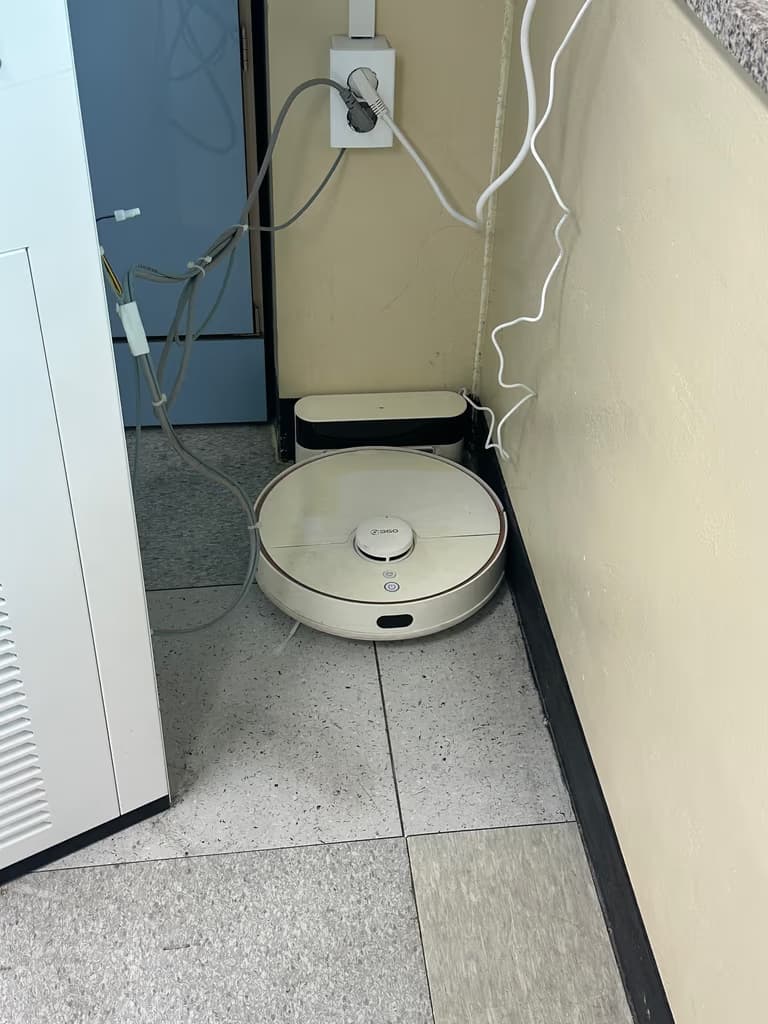 학교 교실에 로봇 청소기 돌리기