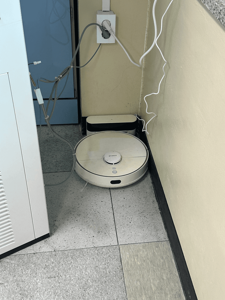 학교 교실에 로봇 청소기 돌리기