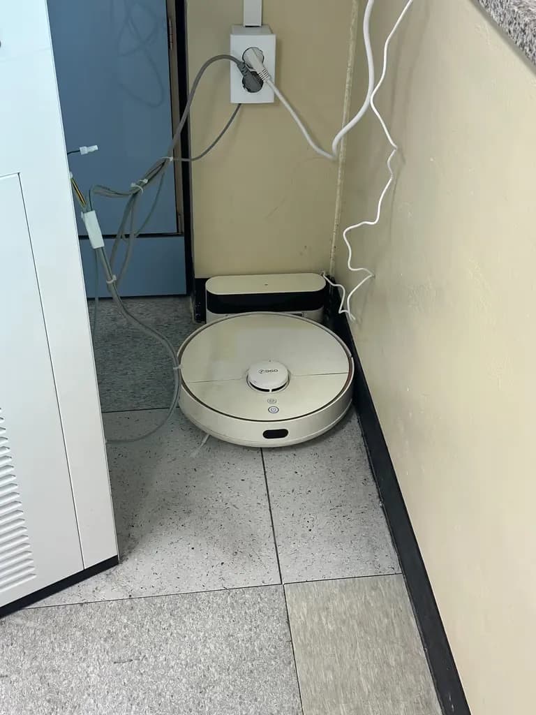 학교 교실에 로봇 청소기 돌리기-1