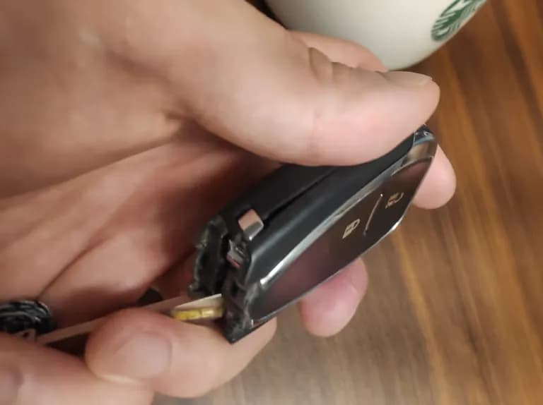 쉐보레 스마트키 배터리(건전지) 교체 방법-7