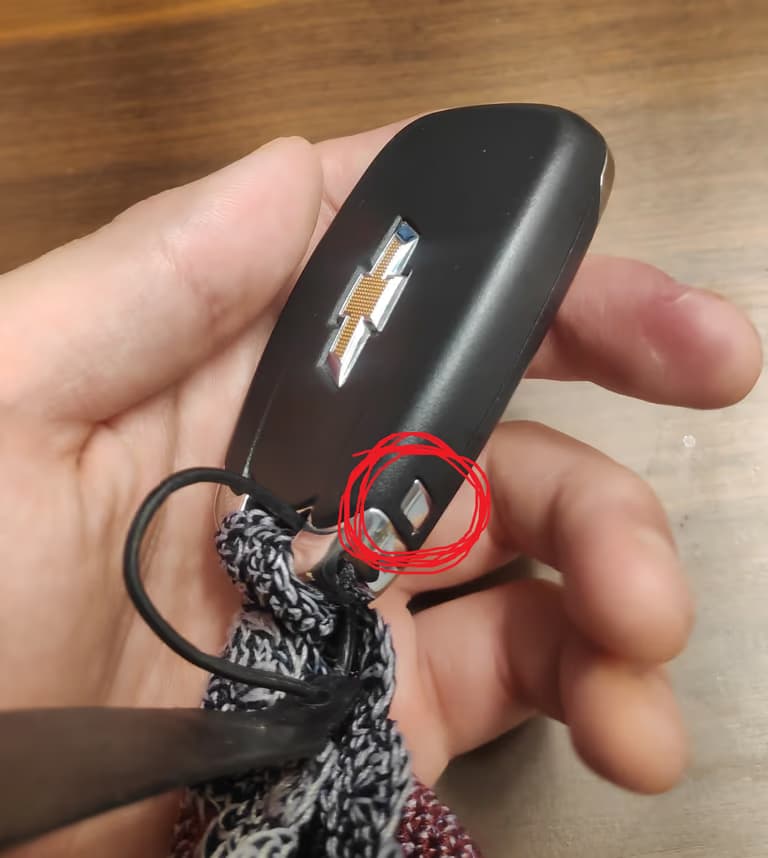 쉐보레 스마트키 배터리(건전지) 교체 방법-3